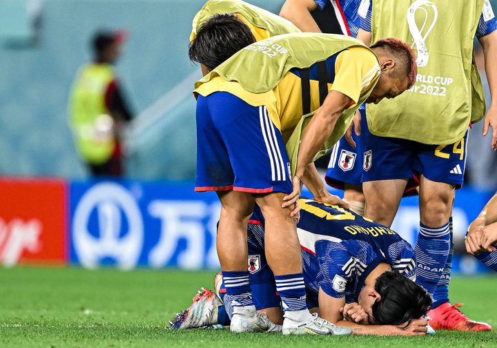 クロアチアとのPK戦の直後、南野拓実選手に寄り添う長友佑都選手