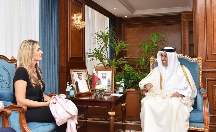Ο Ali bin Samikh Al Marri, υπουργός Εργασίας του Κατάρ, συζητάει με την Εύα Καϊλή, αντιπρόεδρο του Ευρωπαϊκού Κοινοβουλίου, κατά τη διάρκεια συνάντησης στο Κατάρ, στις 31 Οκτωβρίου 2022. Twitter/Ministry of Labour - State of Qatar via REUTERS