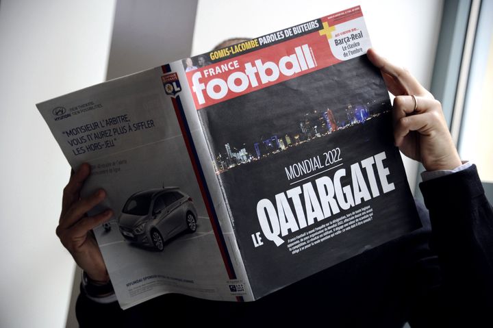 Ένας άντρας διαβάζει το γαλλικό ποδοσφαιρικό περιοδικό "France Football" με τη λέξη "Qatargate" στην πρώτη σελίδα στις 29 Ιανουαρίου 2013 στο Παρίσι. Το περιοδικό ανέφερε ότι τον Δεκέμβριο του 2010 το Κατάρ εξαγόρασε τις ψήφους των στελεχών της FIFA και κέρδισε τη διοργάνωση για το Παγκόσμιο Κύπελλο του 2022 απέναντι σε ισχυρούς αντιπάλους όπως οι ΗΠΑ, η Νότια Κορέα, η Ιαπωνία και η Αυστραλία. Το 2010, το Κατάρ ξόδεψε 1,25 εκατομμύρια δολάρια στο συνέδριο του CAF για να κερδίσει τις τέσσερις ψήφους των αφρικανικών στελεχών της FIFA. Επιπλέον, ο τότε πρόεδρος Νικολά Σαρκοζί ζήτησε από τον πρόεδρο της UEFA Μισέλ Πλατινί να υποστηρίξει την προσφορά του Κατάρ για «γεωπολιτικούς λόγους». Το France Football ισχυρίστηκε ότι ο Πρόεδρος Σαρκοζί και ο Μισέλ Πλατινί συναντήθηκαν στη συνέχεια με τον διάδοχο του Κατάρ Σεΐχη Ταμίμ Μπιν Χαμάντ Αλ Θάνι για να συζητήσουν τις μελλοντικές επενδύσεις του Κατάρ στο γαλλικό ποδόσφαιρο. Το France Football είπε ότι πρόκειται να υποβάλει τα στοιχεία στη FIFA. AFP PHOTO LIONEL BONAVENTURE (Photo credit should read LIONEL BONAVENTURE/AFP via Getty Images)