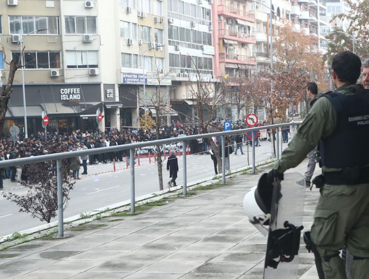 Συγκεντρωμένο πλήθος κατά την απολογία του αστυνομικού που πυροβόλησε τον 16χρονο (9/12/2022)