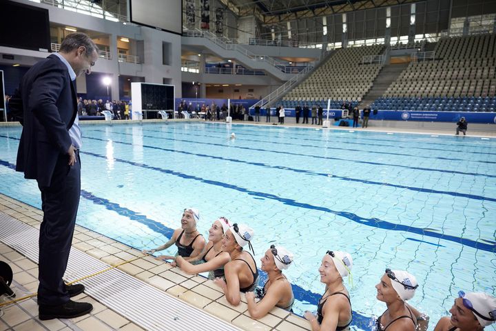 Ο πρωθυπουργός με τις αθλήτριες της εθνικής ομάδας συγχρονισμένης κολύμβησης