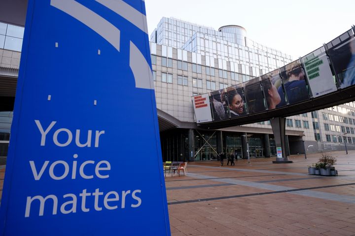 13 Δεκεμβρίου 2022 «Η Φωνή σου Μετράει» αναγράφεται έξω από το Ευρωκοινοβούλιο