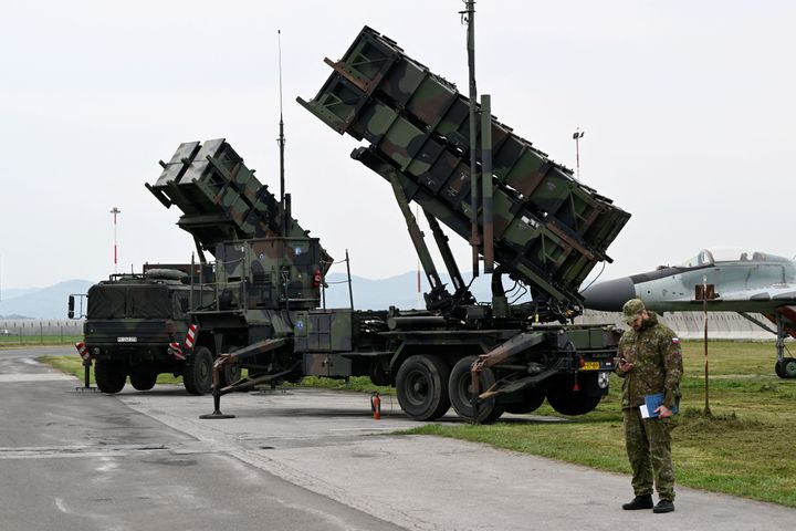 Το σύστημα αντιπυραυλικής άμυνας Patriot εμφανίζεται στο αεροδρόμιο Sliac, κοντά στο Zvolen της Σλοβακίας, στις 6 Μαΐου 2022