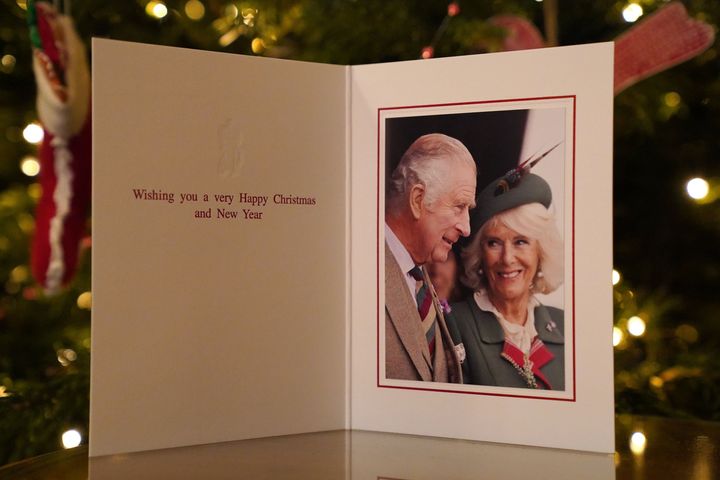 Cartão de Natal do ano de 2022 do Rei Charles III e da Rainha Consorte em frente à árvore de Natal em Clarence House.  Samir Hussein capturou a foto do cartão nos Jogos Premar em 3 de setembro. 