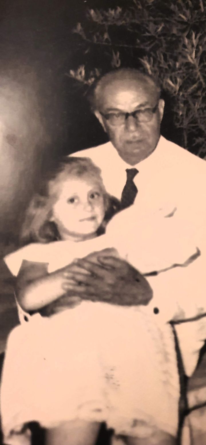 Ο Στράτης Μυριβήλης κι η πολυαγαπημένη του εγγονή, Χριστίνα Αναγνωστοπούλου