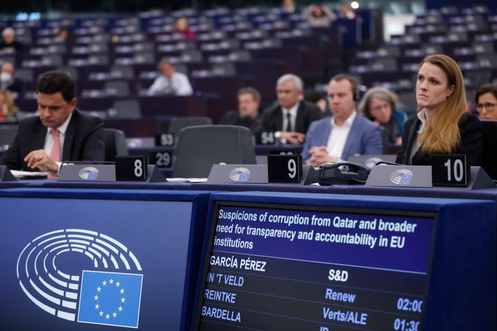 Τα μέλη του κοινοβουλίου παρακολουθούν κατά τη διάρκεια συνεδρίασης για υποψίες διαφθοράς στο Ευρωπαϊκό Κοινοβούλιο στο Στρασβούργο της ανατολικής Γαλλίας, Τρίτη 13 Δεκεμβρίου 2022. Το κοινοβούλιο της Ευρωπαϊκής Ένωσης βλέπει την αξιοπιστία του να απειλείται, καθώς ένα σκάνδαλο διαφθοράς και δωροδοκίας, ενόψει του Παγκοσμίου Κυπέλλου ποδοσφαίρου, αγγίζει ευρωβουλευτές με κεντρικό πρόσωπο την Εύα Καϊλή. (AP Photo/Jean-Francois Badias)