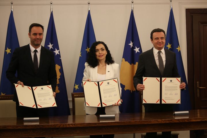 Η πρόεδρος του Κοσόβου Βιόσα Οσμάνι (κέντρο), ο πρωθυπουργός του, Αλμπιν Κούρτι (δεξιά) και ο πρόεδρος του κοινοβουλίου, Γκλάουκ Κονιούφτσα (αριστερά) υπογράφουν την αίτηση για ένταξη της χώρας τους στην Ευρωπαϊκή Ένωση (ΕΕ) σε Προεδρική τελετή στην Πρίστινα του Κοσσυφοπεδίου στις 14 Δεκεμβρίου 2022.