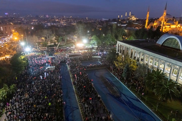 Yποστηρικτές του δημάρχου της Κωνσταντινούπολης, Εκρέμ Ιμάμογλου, συγκεντρώνονται μπροστά από το γραφείο του, καθώς τουρκικό δικαστήριο τον καταδίκασε σε περισσότερα από δύο χρόνια φυλάκιση και του επέβαλε πολιτική απαγόρευση για προσβολή δημοσίων αξιωματούχων, στην Κωνσταντινούπολη, Τουρκία, 14 Δεκεμβρίου 2022. REUTERS/Umit Bektas