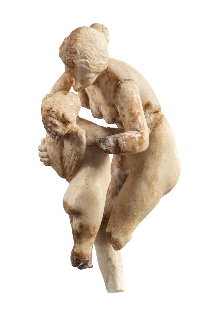 Ο γυμνός Ερωτιδέας, εικονίζεται τη στιγμή που μόλις έχει έρθει στην αγκαλιά της θεάς Αφροδίτης Βρέθηκε στα κατάλοιπα συνοικίας των ρωμαϊκών χρόνων στους πρόποδες της Ερετριακής Ακρόπολης. 2ος αι. π.Χ