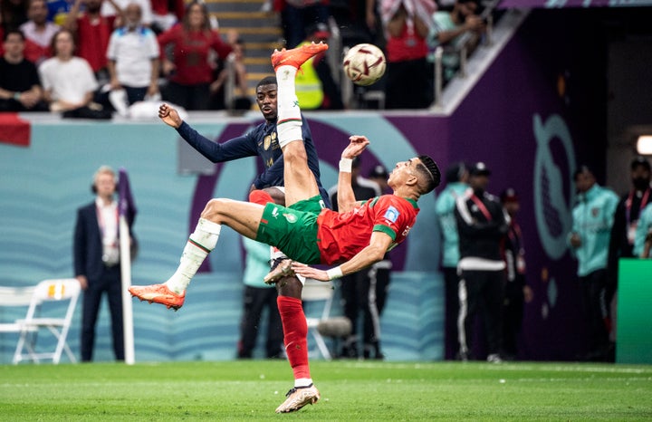 カタールW杯準決勝でオーべーヘッドキックを放つモロッコ代表のヤミク選手（2022年12月14日撮影）