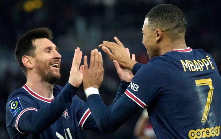 Ο Kylian Mbappe της PSG, πανηγυρίζει με τον Lionel Messi, αφού σημείωσε το δεύτερο γκολ της ομάδας του κατά τη διάρκεια του αγώνα της γαλλικής League One μεταξύ Παρί Σεν Ζερμέν και Μονακό στο στάδιο Parc des Princes στο Παρίσι, Γαλλία, Κυριακή, 12 Δεκεμβρίου 2021. (AP Photo/Christophe Ena)