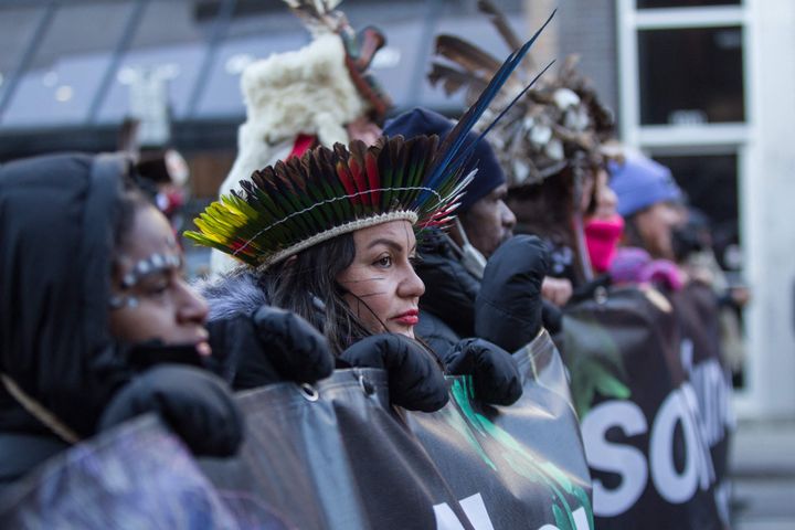 COP15開催地で「人権のための生物多様性行進」を行う先住民族のメンバーたち