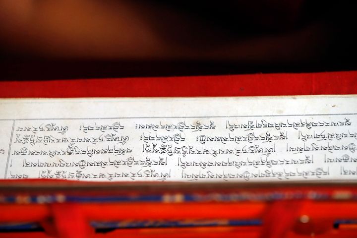 Βουδιστικός ναός Ganesh Saraswati. Θιβετιανό βουδιστικό βιβλίο προσευχής στα σανσκριτικά. (Photo by: Godong/Universal Images Group via Getty Images)