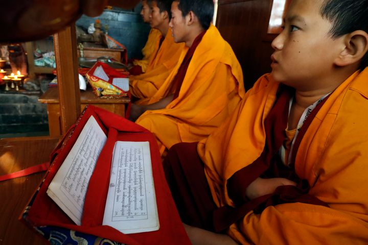 Βουδιστικός ναός Ganesh Saraswati. Μοναχοί στην τελετή. Θιβετιανό βουδιστικό βιβλίο προσευχής στα σανσκριτικά. (Photo by: Godong/Universal Images Group via Getty Images)
