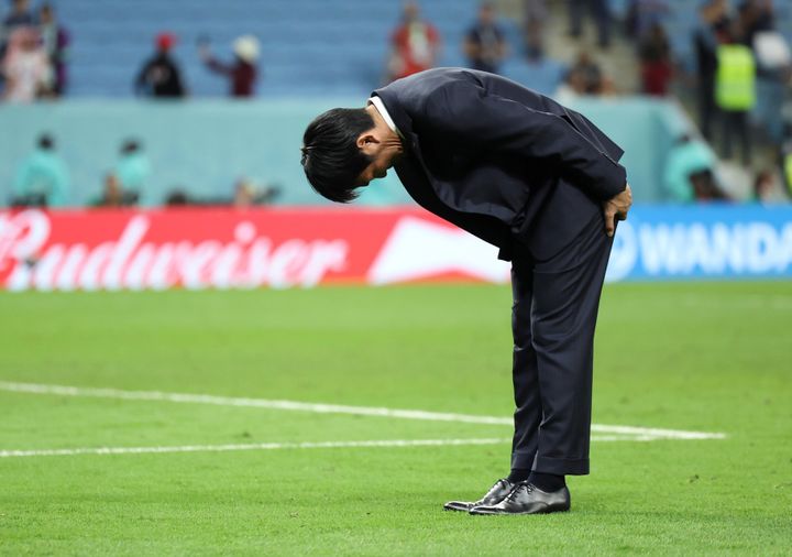 Ο προπονητής της εθνικής ομάδας της Ιαπωνίας Moriyasu Hajime, υποκλίνεται στους φιλάθλους μετά και τον τελευταίο αγώνα της ομάδας του.