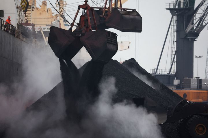 Ο άνθρακας εκφορτώνεται από ένα πλοίο στο λιμάνι του Γκτανσκ, Πολωνία, 5 Δεκεμβρίου 2022. REUTERS/Kacper Pempel