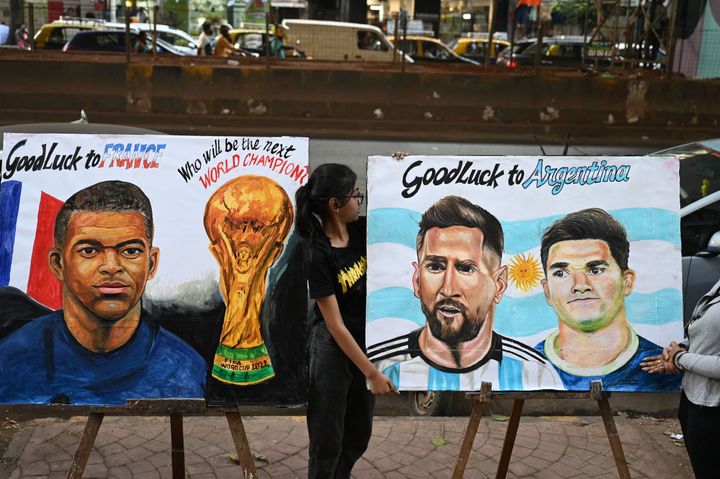 Οι μαθητές ενός σχολείου τέχνης στη Βομβάη ετοίμασαν πίνακες του επιθετικού της Αργεντινής Λιονέλ Μέσι και του Γάλλου επιθετικού Κιλιάν Εμπαπέ ενόψει του τελικού αγώνα ποδοσφαίρου του Παγκόσμιου Κυπέλλου FIFA Κατάρ 2022 μεταξύ Γαλλίας και Αργεντινής,16 Δεκεμβρίου 2022.