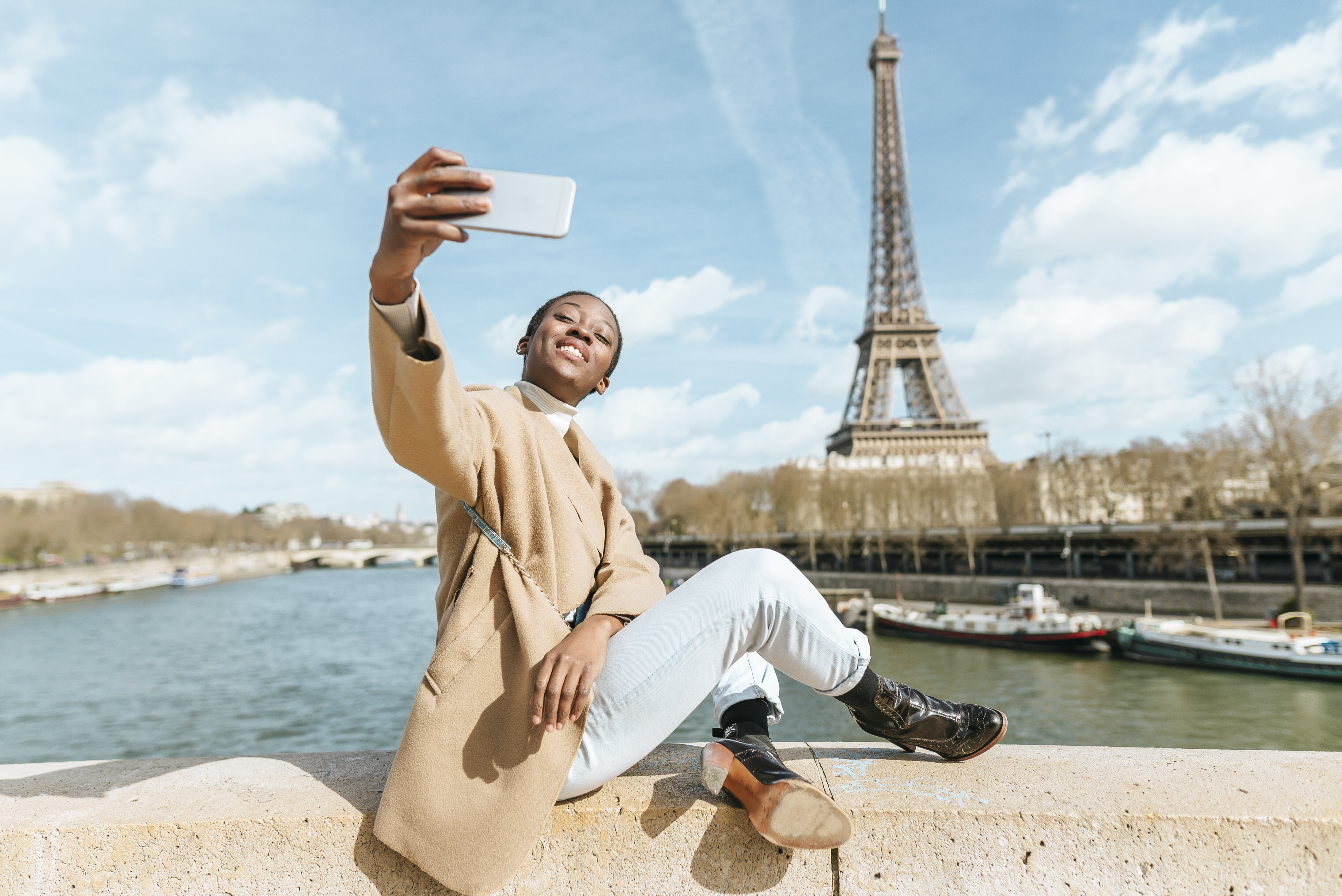 Selfie тур. Париж люди. Путешествия. Париж. Люди в путешествии. Селфи в путешествии.
