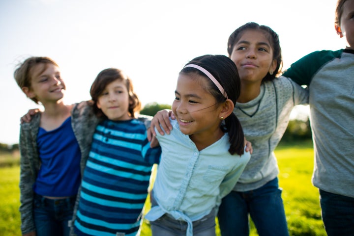 Los niños de color pueden trabajar junto con los padres en una respuesta que les haga sentir bien a la pregunta 