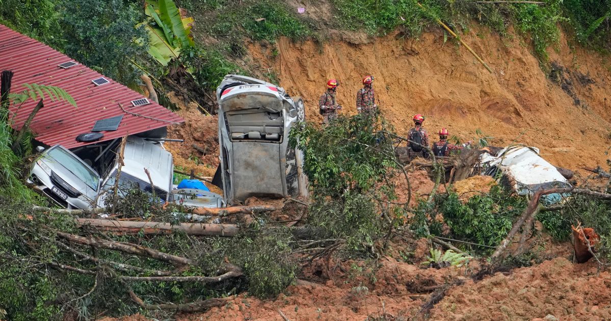 Les secouristes reprennent la recherche de 12 disparus dans un glissement de terrain en Malaisie