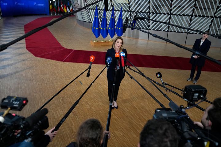 15 Δεκεμβρίου 2022 Η πρόεδρος του Ευρωπαϊκού Κοινοβουλίου Ρομπέρτα Μέτσολα απευθύνεται στους δημοσιογράφους με αφορμή το σκάνδαλο Qatargate.