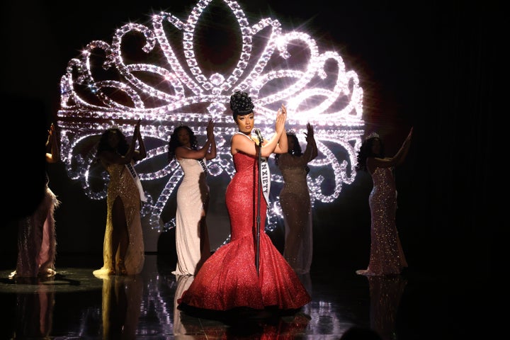 Musical guest Meg Thee Stallion performs "anxiety" activated "Saturday night live" and becomes emotional on stage, apparently fighting back tears, during her performance.