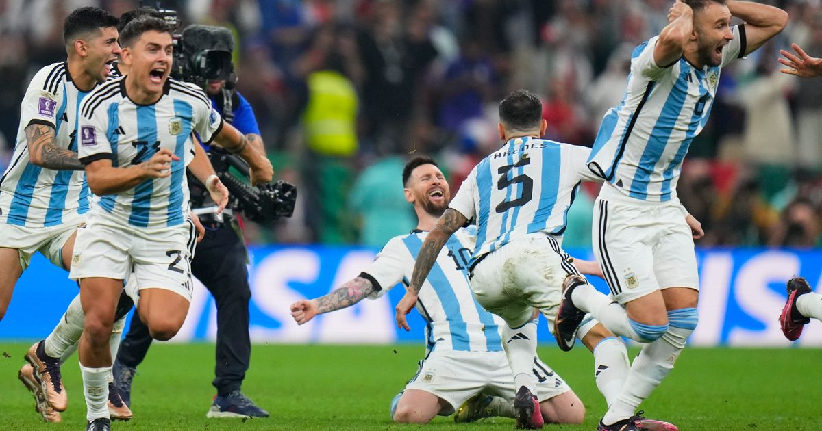 Финал футбола аргентина франция. Аргентина Франция 2022 с Кубком. Сборная Аргентины 2022. Месси Аргентина 2022. Аргентина Франция 2022 финал.