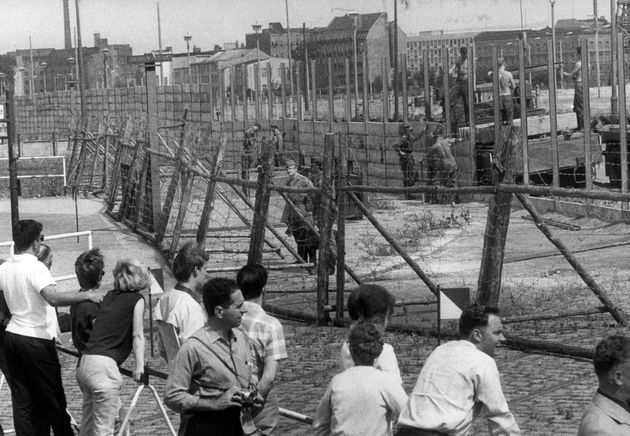東ドイツの国境警備隊が壁を建設するのを見守る西ベルリンの市民ら（1966年8月10日撮影）