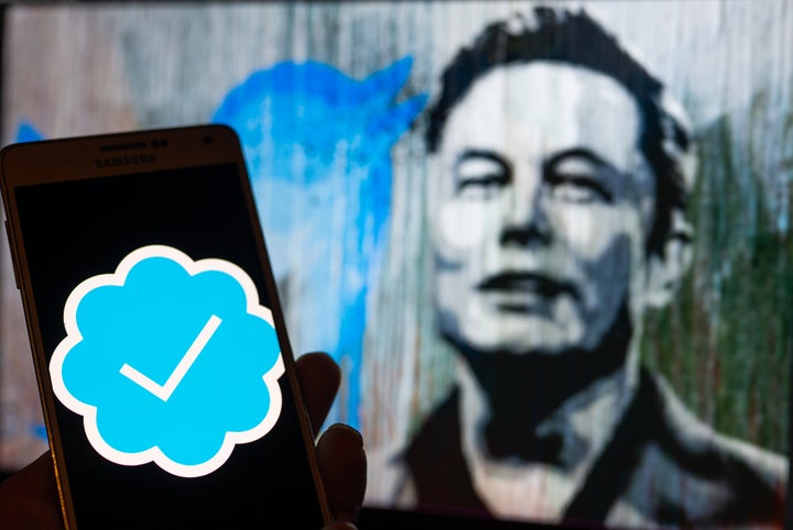 Ilustración de Elon Musk con el fondo de Twitter.