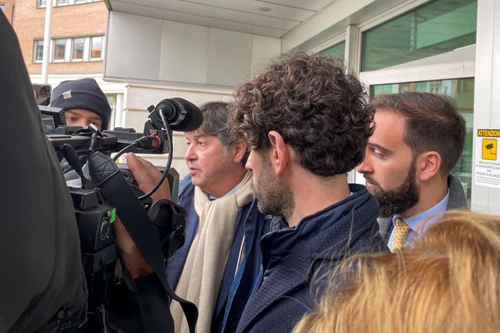 Ο Nicola Colli και ο Angelo De Riso, δικηγόροι της Maria Dolores Colleoni, μιλούν στα μέσα ενημέρωσης πριν από την ακρόαση για το εάν θα εκδοθεί ή όχι από την Ιταλία στο Βέλγιο η Colleoni, σύζυγος του πρώην ευρωβουλευτή Antonio Panzeri που συνελήφθη στις Βρυξέλλες με την κατηγορία της διαφθοράς στο Ευρωπαϊκό Κοινοβούλιο για όφελος του Κατάρ και του Μαρόκου, 19 Δεκεμβρίου 2022. REUTERS/Emilio Parodi