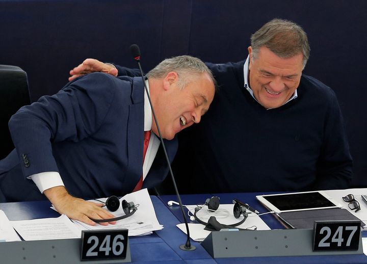 Ο πρώην ευρωβουλευτής Richard Howitt του Ηνωμένου Βασιλείου (αριστερά) με τον τότε συνάδελφό του Pier Antonio Panzeri, αμφότεροι της Ομάδας της Προοδευτικής Συμμαχίας των Σοσιαλιστών και Δημοκρατών του Ευρωπαϊκού Κοινοβουλίου, καθώς συμμετέχουν σε ψηφοφορία στο Στρασβούργο της Γαλλίας. 26 Οκτωβρίου 2016. REUTERS/Vincent Kessler