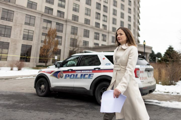 Η εκπρόσωπος της Μονάδας Ειδικών Ερευνών, Kristy Denette, περπατά έξω από το κτίριο μετά από το μακελειό σε κτίριο συγκυριαρχίας στο προάστιο Βον του Τορόντο, Οντάριο, Καναδάς, 19 Δεκεμβρίου 2022