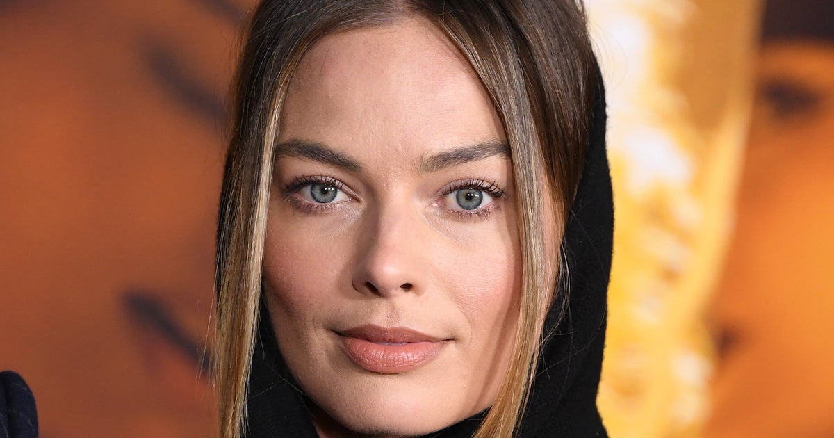 Margot Robbie Addresses Backlash To Her Brad Pitt Kiss Revelation Margot Robbie Addresses Backlash To Her Brad Pitt Kiss Revelation
