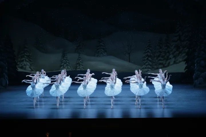 新国立劇場バレエ団『くるみ割り人形』雪の結晶より（根岸さんは前列一番右）