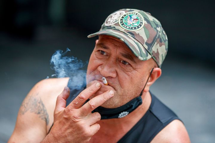 Ένας άνδρας καπνίζει στο Όκλαντ της Νέας Ζηλανδίας, Πέμπτη, 9 Δεκεμβρίου 2021. Η Νέα Ζηλανδία ψήφισε στις 13 Δεκεμβρίου 2022 νόμο για τη σταδιακή κατάργηση του καπνίσματος επιβάλλοντας ισόβια απαγόρευση στους νέους να αγοράζουν τσιγάρα. (AP Photo/David Rowland, File)