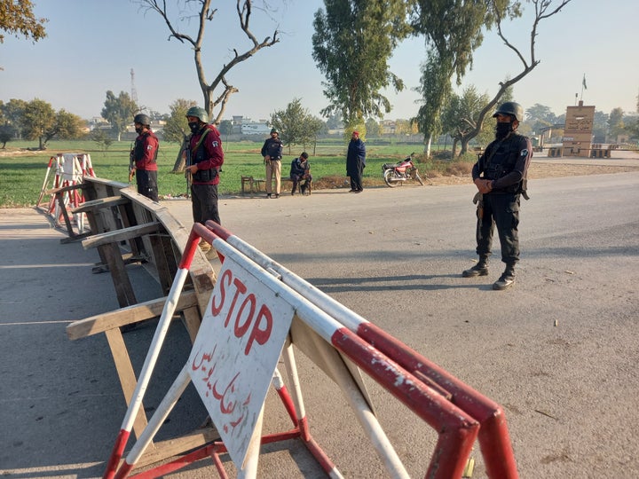 Πακιστανοί στρατιώτες φρουρούν έναν δρόμο που οδηγεί στην περιοχή του καταυλισμού στο Μπάνου, Πακιστάν, 20 Δεκεμβρίου 2022. REUTERS/Zahid Muhammad