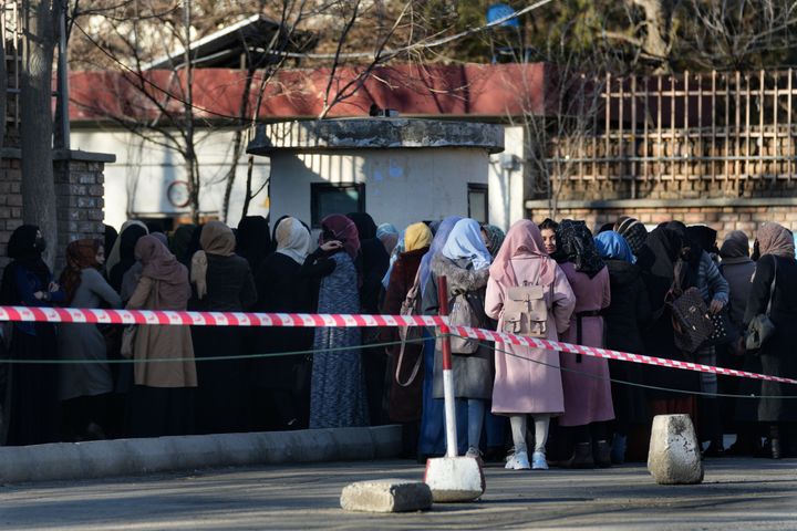 Αφγανοί φοιτητές περιμένουν στην ουρά σε μια από τις πύλες του Πανεπιστημίου της Καμπούλ, Αφγανιστάν, 26 Φεβρουαρίου 2022.
