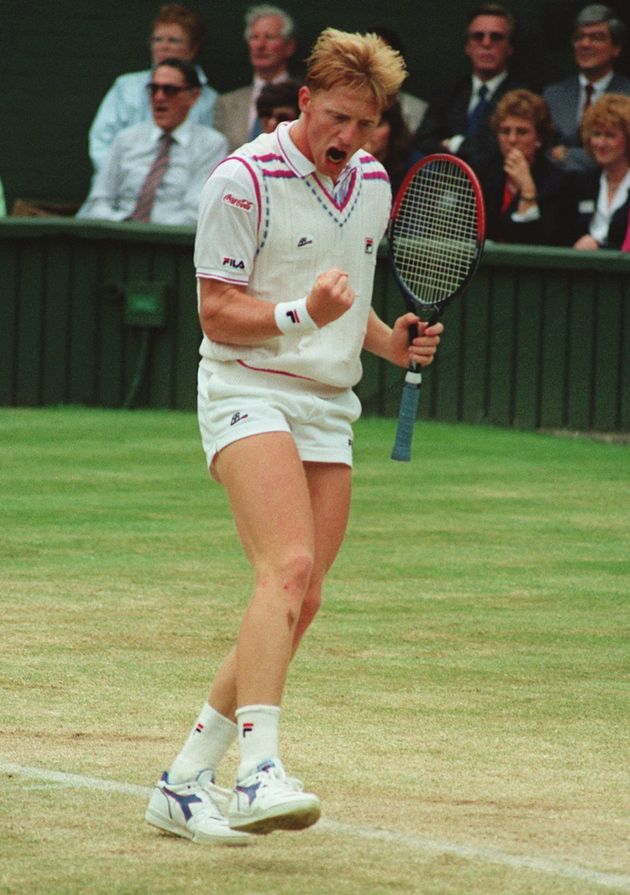 Ο Μπόρις Μπέκερ γιορτάζει τη νίκη του επί του Στέφαν Έντμπεργκ στον τελικό του απλού ανδρών στο Wimbledon, 9 Ιουλίου 1989. (AP Photo/John Redman)