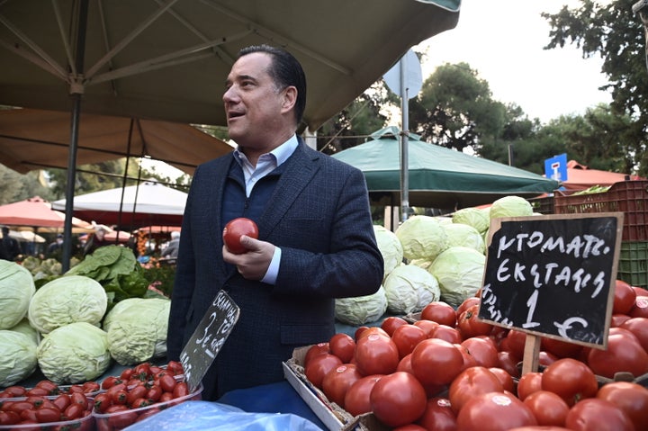 Επίσκεψη του υπουργού Ανάπτυξης και Επενδύσεων Άδωνι Γεωργιάδη στην λαϊκή αγορά της Πεύκης, Τετάρτη 21 Δεκεμβρίου 2022. (ΜΙΧΑΛΗΣ ΚΑΡΑΓΙΑΝΝΗΣ/EUROKINISSI)