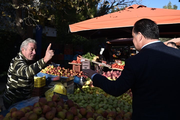 Επίσκεψη του υπουργού Ανάπτυξης και Επενδύσεων Άδωνι Γεωργιάδη στην λαϊκή αγορά της Πεύκης, Τετάρτη 21 Δεκεμβρίου 2022. (ΜΙΧΑΛΗΣ ΚΑΡΑΓΙΑΝΝΗΣ/EUROKINISSI)