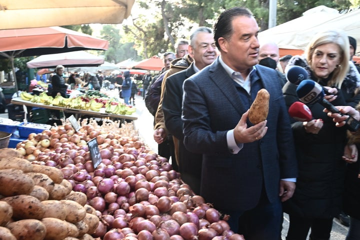 Επίσκεψη του υπουργού Ανάπτυξης και Επενδύσεων Άδωνι Γεωργιάδη στην λαϊκή αγορά της Πεύκης, Τετάρτη 21 Δεκεμβρίου 2022. (ΜΙΧΑΛΗΣ ΚΑΡΑΓΙΑΝΝΗΣ/EUROKINISSI)