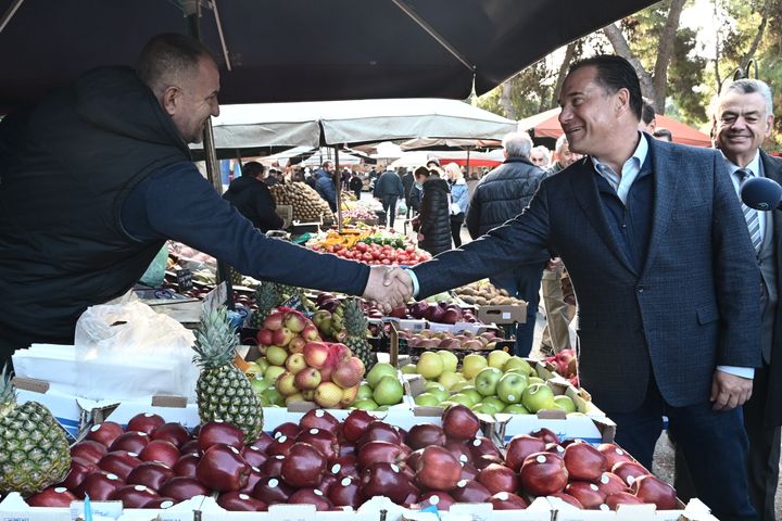 Επίσκεψη του υπουργού Ανάπτυξης και Επενδύσεων Άδωνι Γεωργιάδη στην λαϊκή αγορά της Πεύκης, Τετάρτη 21 Δεκεμβρίου 2022. (ΜΙΧΑΛΗΣ ΚΑΡΑΓΙΑΝΝΗΣ/EUROKINISSI)