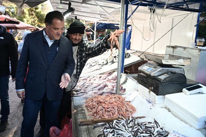 Επίσκεψη του υπουργού Ανάπτυξης και Επενδύσεων Άδωνι Γεωργιάδη στην λαϊκή αγορά της Πεύκης, Τετάρτη 21 Δεκεμβρίου 2022. (ΜΙΧΑΛΗΣ ΚΑΡΑΓΙΑΝΝΗΣ/EUROKINISSI)