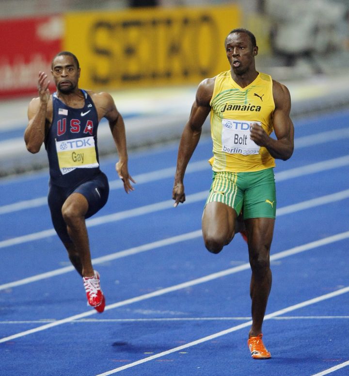 2009年の世界選手権、男子100メートル決勝で9秒58の世界新記録で優勝したウサイン・ボルト（右、ジャマイカ）。左は2位のタイソン・ゲイ（アメリカ）（ドイツ・ベルリン）