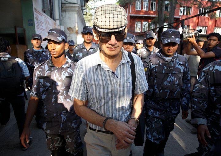 Ο Γάλλος κατά συρροή δολοφόνος Charles Sobhraj εγκαταλείπει το περιφερειακό δικαστήριο του Κατμαντού μετά την ακρόασή του στις 31 Μαΐου 2011