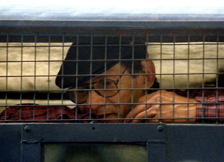 Ο διάσημος εγκληματίας Σαρλ Σομπράζ, 52 ετών, κάθεται μέσα σε ένα βαν της αστυνομίας έξω από δικαστήριο στο Νέου Δελχί στις 24 Φεβρουαρίου. Η Ινδία διέταξε επίσημα να απελαθεί ο Σομπράζ, ο οποίος έχει αντιμετωπίσει κατηγορίες για φόνο, ληστεία και απόδρασης από φυλακή, στη γενέτειρά του Γαλλία και απαγόρευσε την επανείσοδό του στην Ινδία.