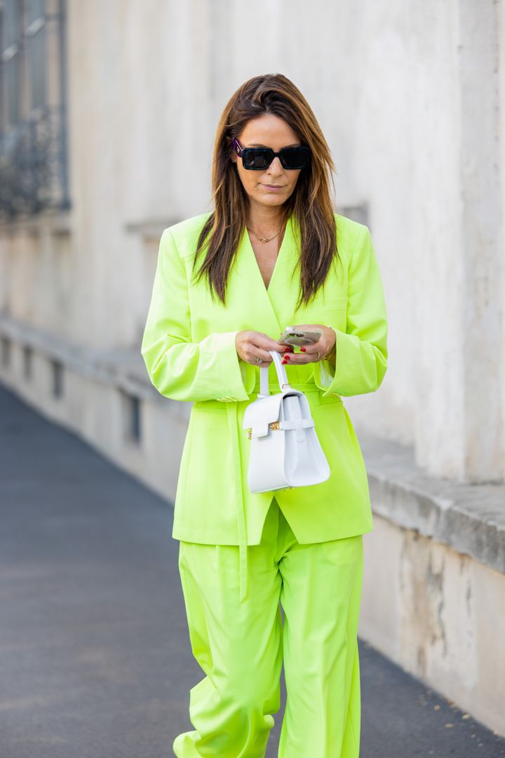 Κοστούμι Prada σε neon αποχρώσεις.