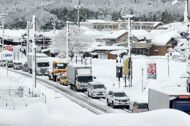 大雪の影響で渋滞する道路＝2021年12月27日、滋賀県彦根市
