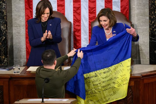 ウクライナの旗をペロシ下院議に手渡すゼレンスキー大統領（2022年12月21日）