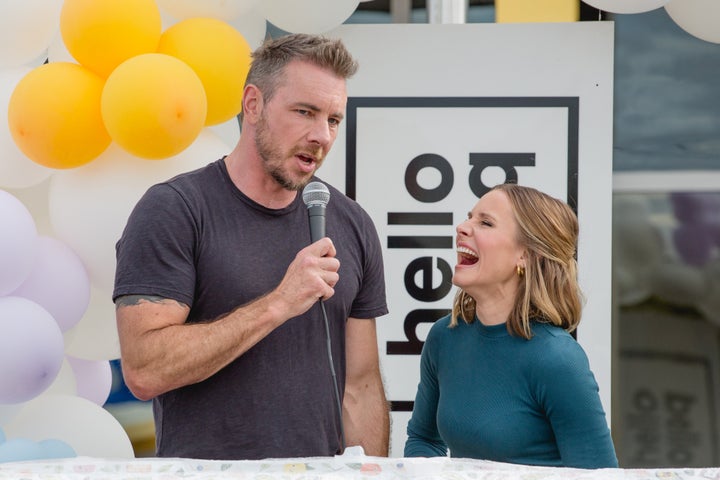 (左から)ダックス・シェパードさんと妻のクリスティン・ベルさん(2021年10月26日)